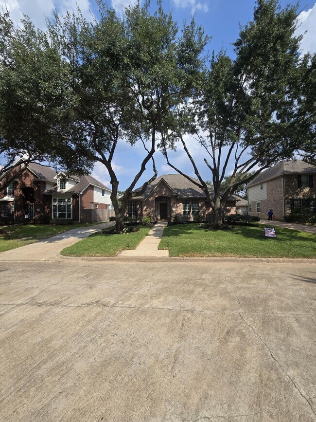 Foto del edificio - 215 Heathbrook Ln