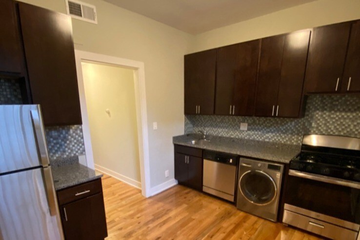 Foto principal - 641 W Oakdale Ave