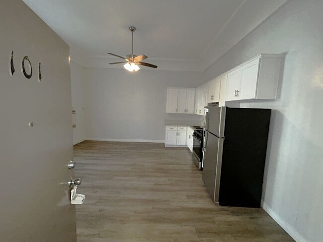 Foto del edificio - 3170 - 856 S. Catalina St.