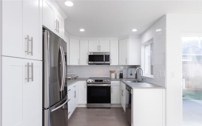 Building Photo - Contemporary rambler in Kent Station!