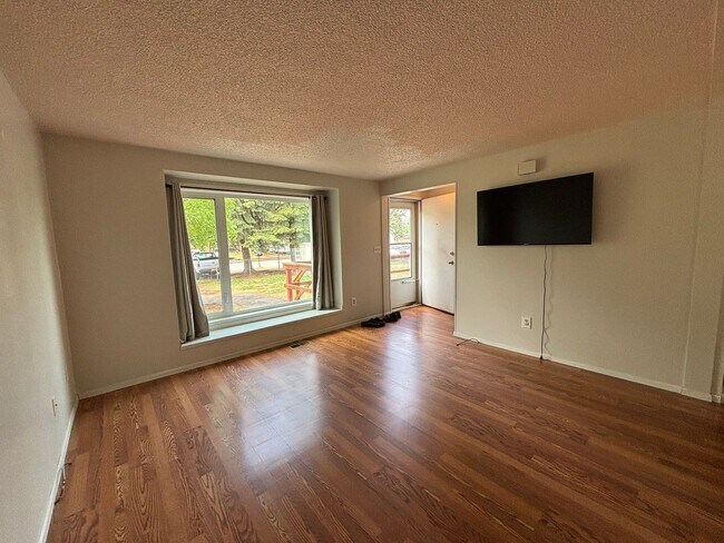 Foto del edificio - 2 bedroom duplex / Washer& Dryer in unit / Fuel included