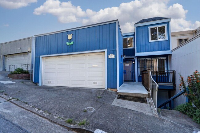 Foto del edificio - 4BR/2.5BA Pet-Friendly Golden Gate Heights Home with Views, Bonus Room & 2-Car Garage | YouTube Tour