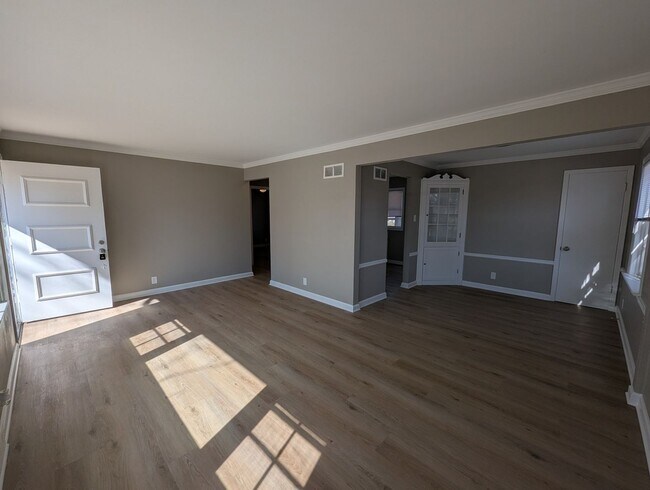 Foto del edificio - Fully Renovated Home with Sunroom, Garage & Huge Fenced Yard