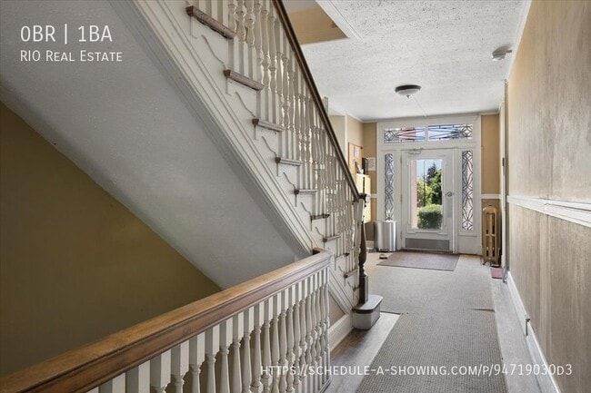 Building Photo - Stunning First Floor Unit 1BR in the Highl...