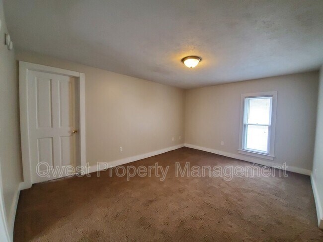 Building Photo - 227 Hollister Ave SE