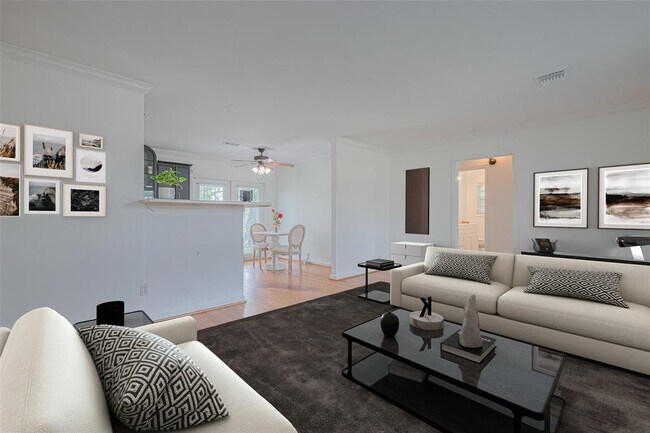 Foto del edificio - 3042 Oak Forest Dr