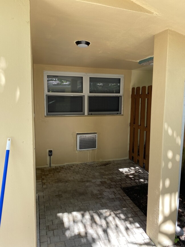 Foto del edificio - Large 1/1 with Private patio