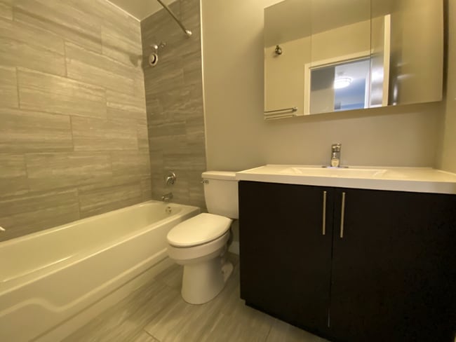 Building Photo - 11 E Delaware Pl