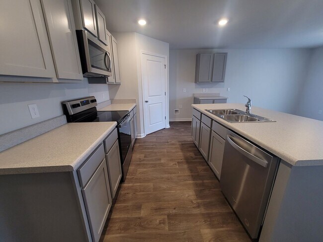 Foto del edificio - Welcome to our brand new 4-bedroom, 2-bathroom home located in the charming community of Castle H...