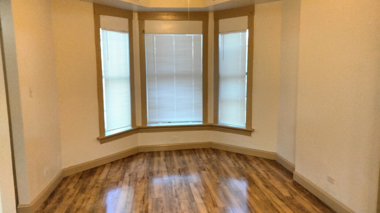 Living Room Windows - 3939 W Flournoy St