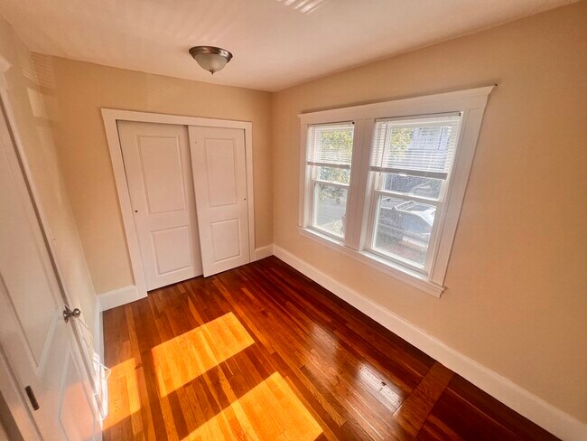 Foto del edificio - 483 Newport Ave