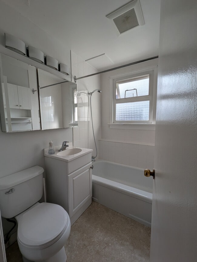 Building Photo - 1860 Crescent Rd