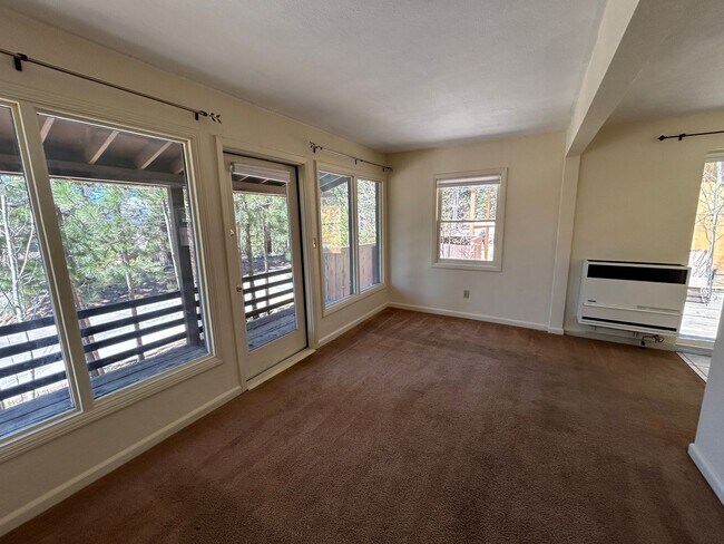 Foto del edificio - Adorable Al Tahoe ADU Cabin with Great Meadow Views!