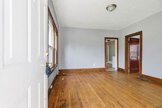 Building Photo - 122 Putnam St