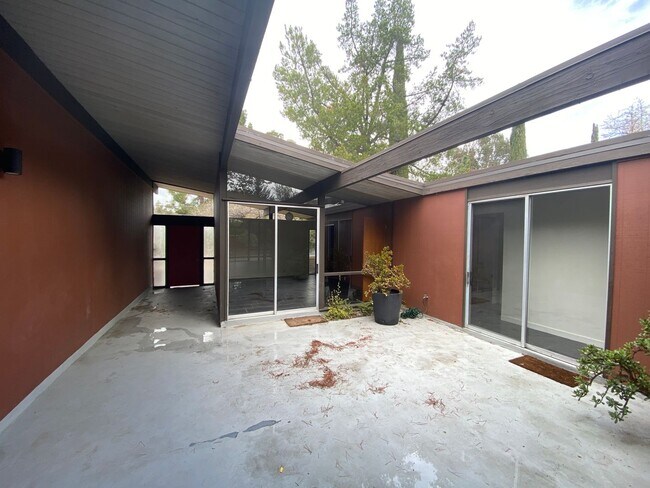 Building Photo - Gorgeous Single-Level Eichler in Northgate...