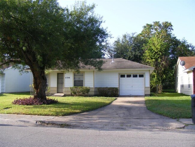 Building Photo - 4746 Larkspur St
