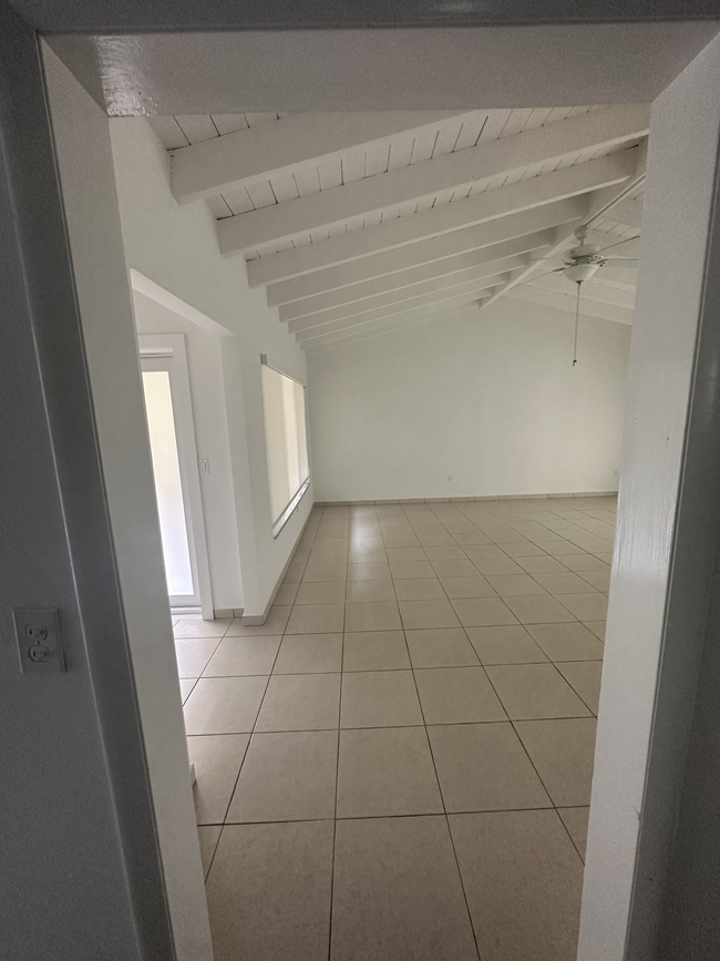 Vista de la sala de estar desde el pasillo del dormitorio. - 5400 Orduna Dr