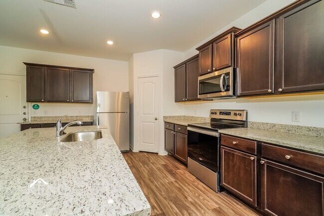 Foto del edificio - Now Available!