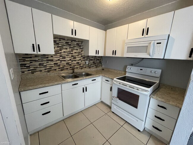 Building Photo - 3 br, 1 bath House - 918 NW 24th Ave
