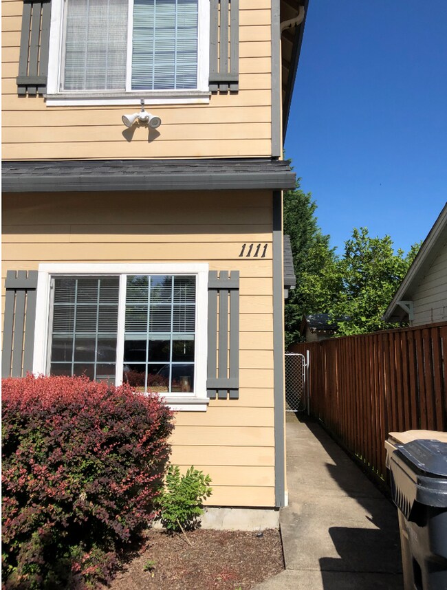 Foto del edificio - Your Perfect Corvallis Oasis Awaits at This 4-Bedroom Townhouse!