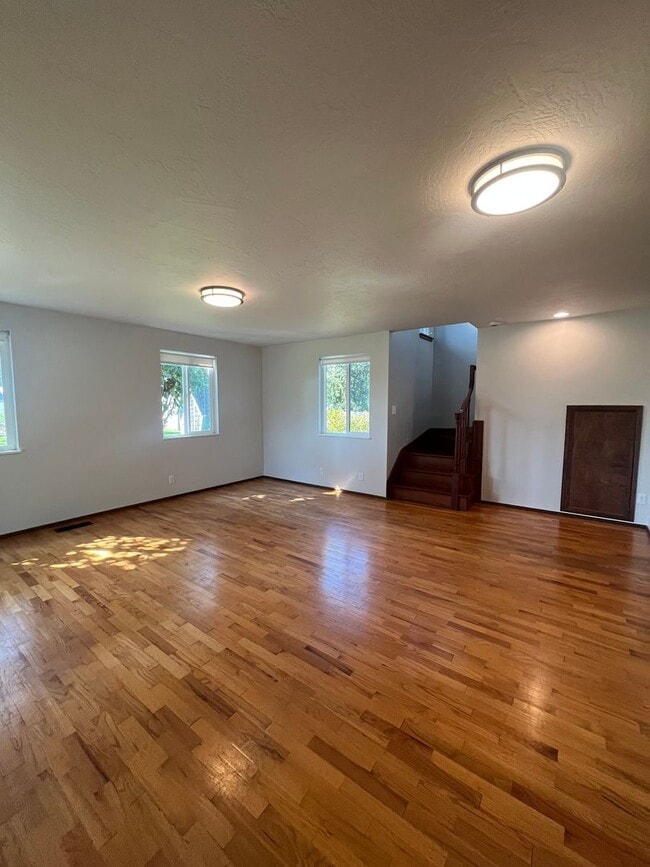 Building Photo - 5-Bedroom 2-Bathroom home in Coburg