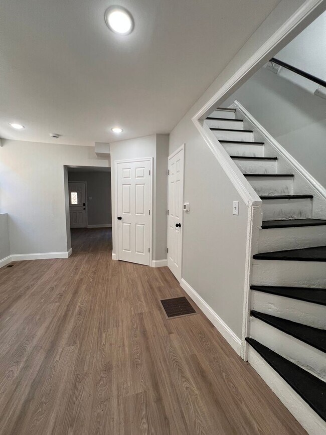 Building Photo - Newly Renovated 3 Bedroom 2.5 Bath Home in...