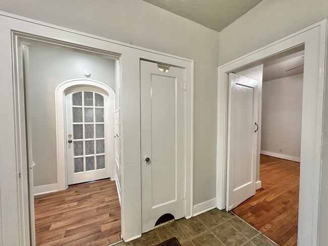 Building Photo - College Ave Triplex