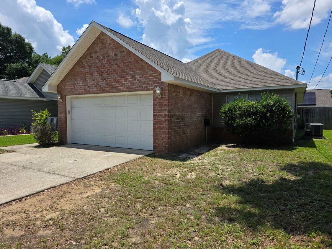 Foto principal - 3BR/2BA home with 2 car garage and privacy...