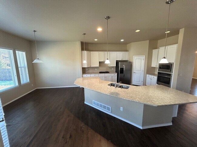 Foto del edificio - Absolutely Gorgeous 5-Bed 4-Bath with 3-car Garage Home!