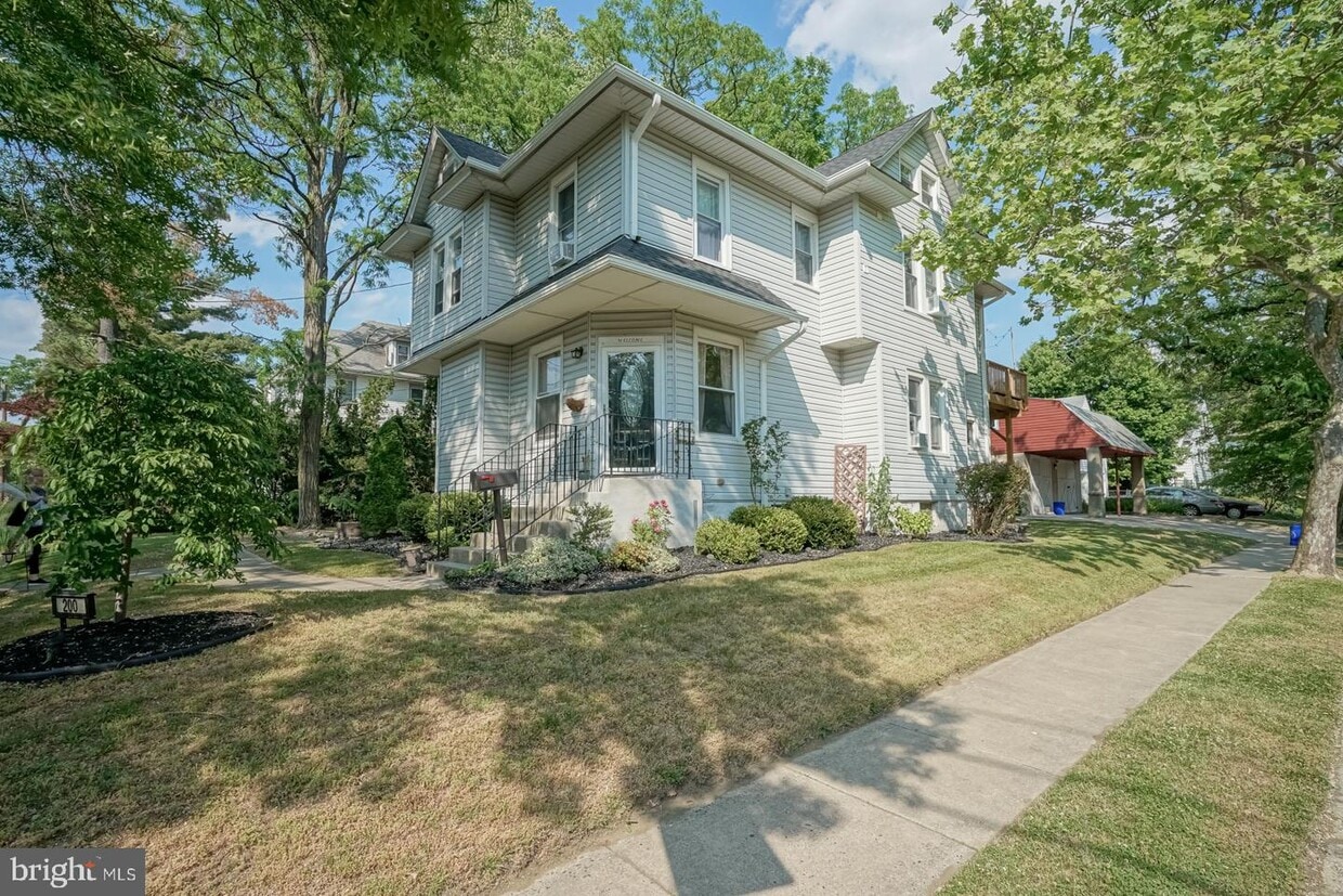 Primary Photo - 200 E Madison Ave