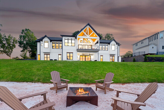 Building Photo - Hogan Crest