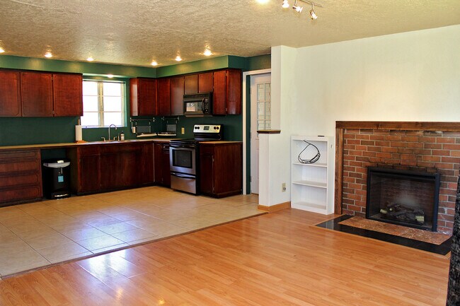 Building Photo - Secluded 2 Bedroom Aloha House Convenient ...