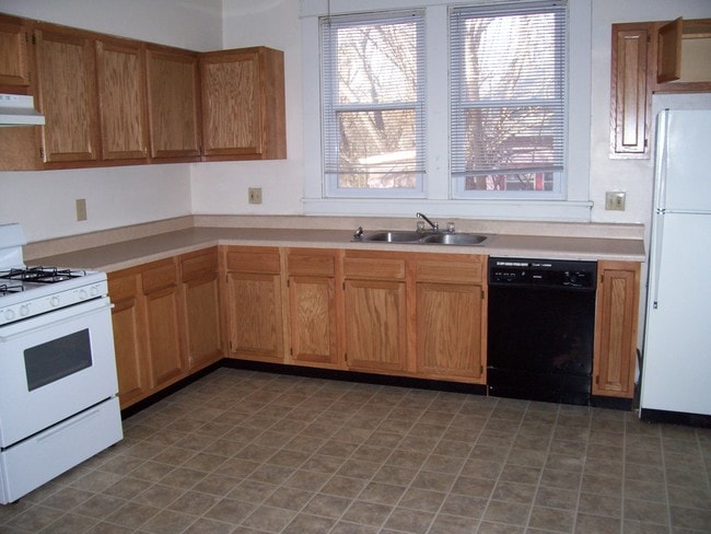 Building Photo - 501 N Hesperia St