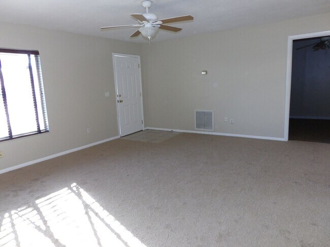 Foto del edificio - 3 Bedroom 1 bath Call Carole Arcaro Delton...