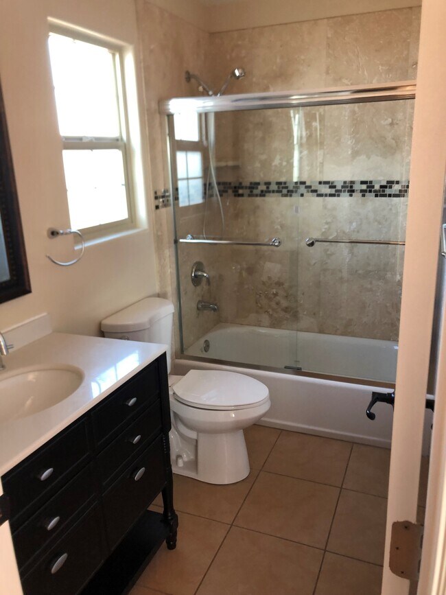 Baño - 381 Elkwood Ave