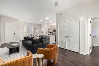 Building Photo - 6249 E Pinnacle Vista Dr
