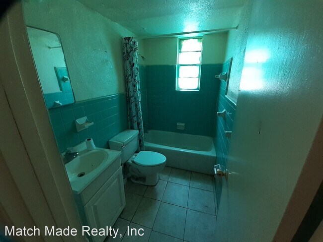 Building Photo - 1584 W 31st St