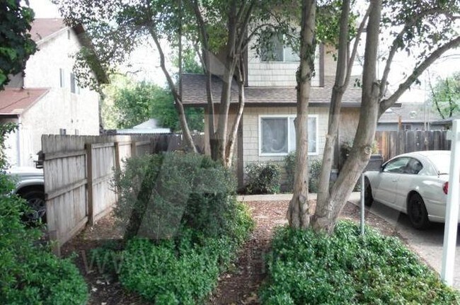 Building Photo - 427 Oak St