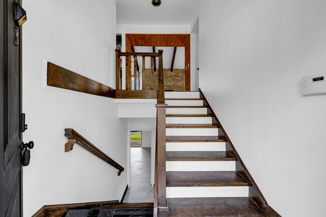 Building Photo - 402 Hi Stirrup