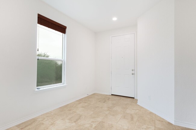 Foto del edificio - MOVE IN SPECIAL: $300 Off 1st Months Rent!...