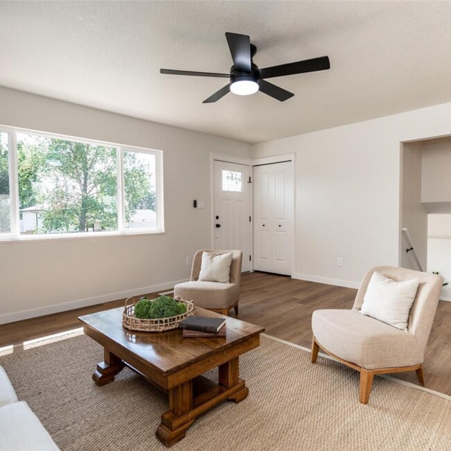 Foto del edificio - 726 Paradise Ln