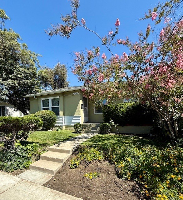Building Photo - 12747 Oxnard St