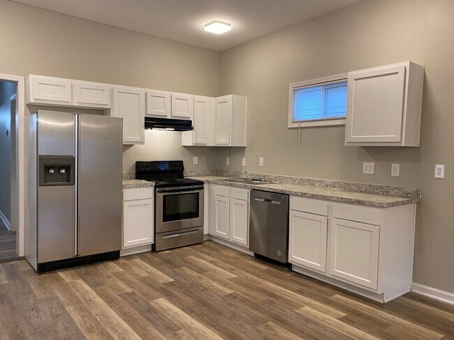 Building Photo - Nicely Remodeled! All Electric! Large 2 Be...