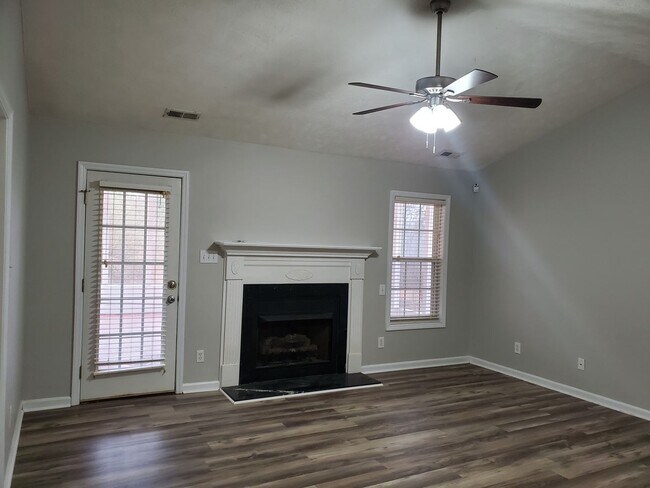 Foto del edificio - 3 bd/ 2 ba located MINUTES from Fort Bragg...