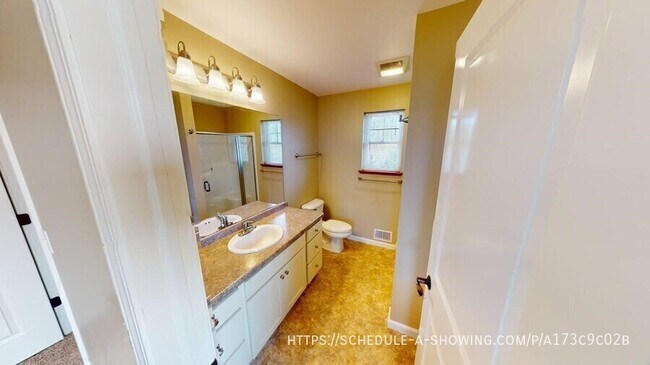 Building Photo - 1806 N Creek Cir