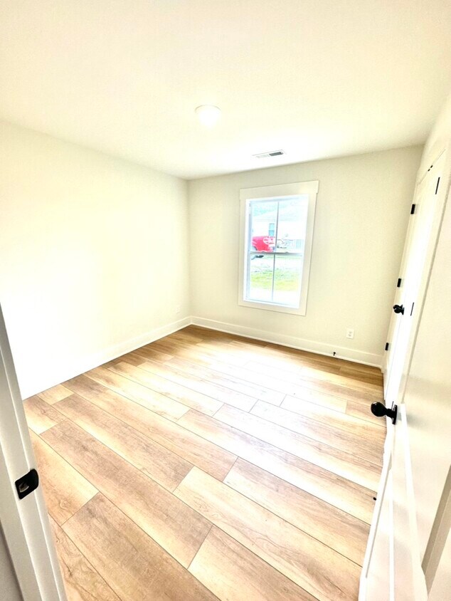Foto del edificio - 342 Woods Rd
