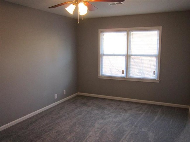 Foto del edificio - 1439 N Forbes Rd