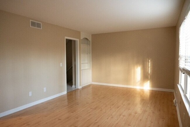 Foto del edificio - Large 3 Bedroom 2.5 Bath Townhome in Prime Location