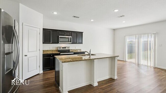 Building Photo - 500 London Dr