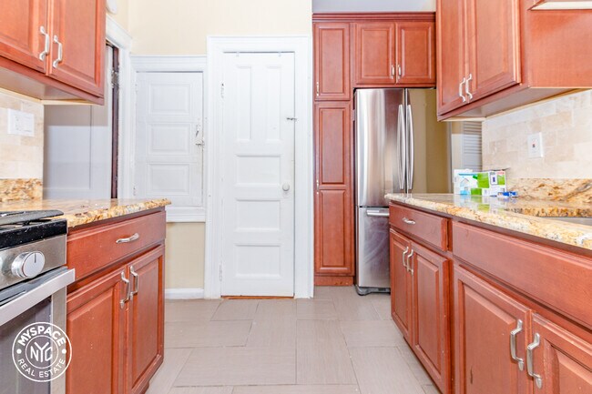 Building Photo - 1291 Dean St